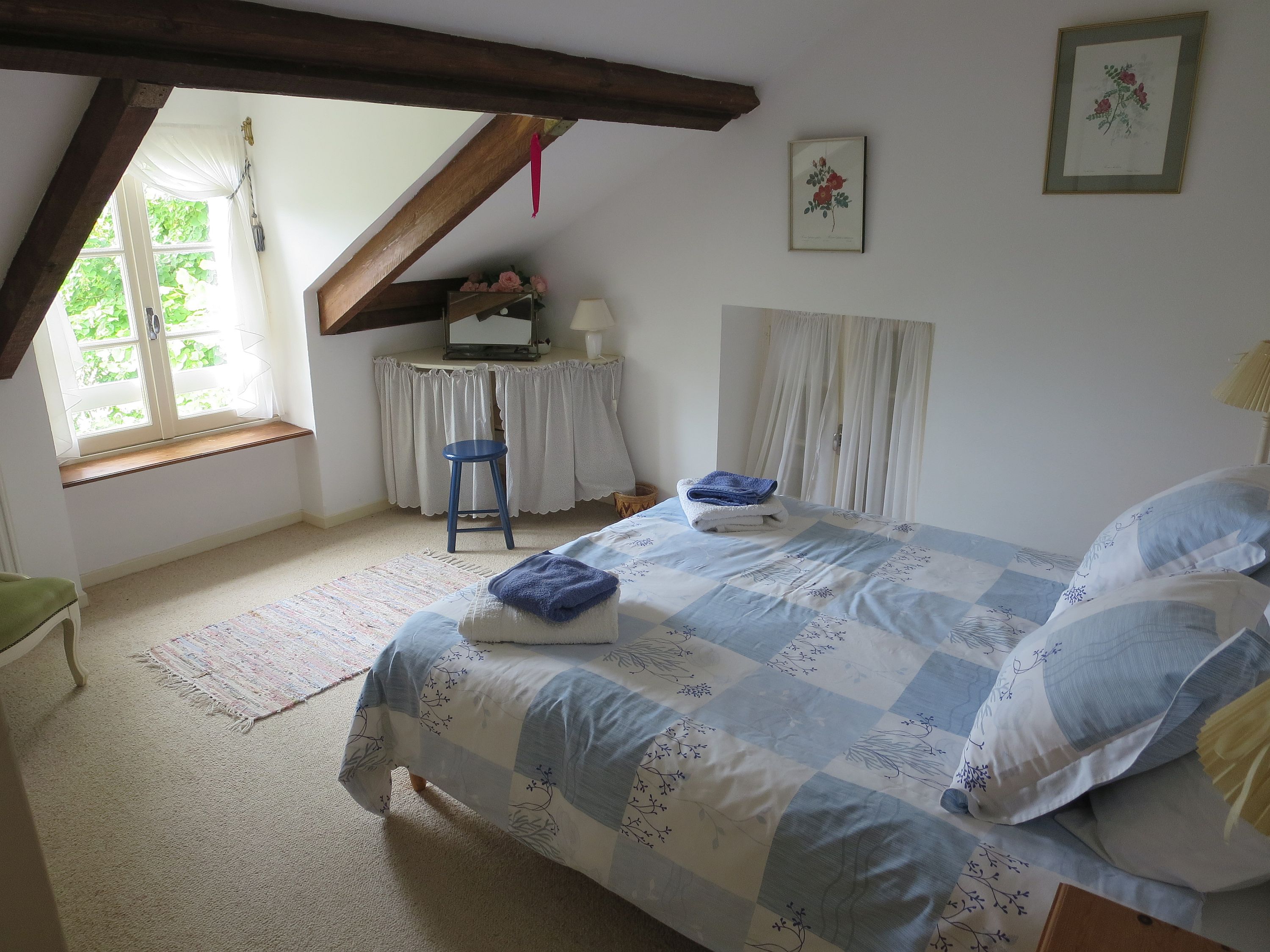 chambre avec grand lit
